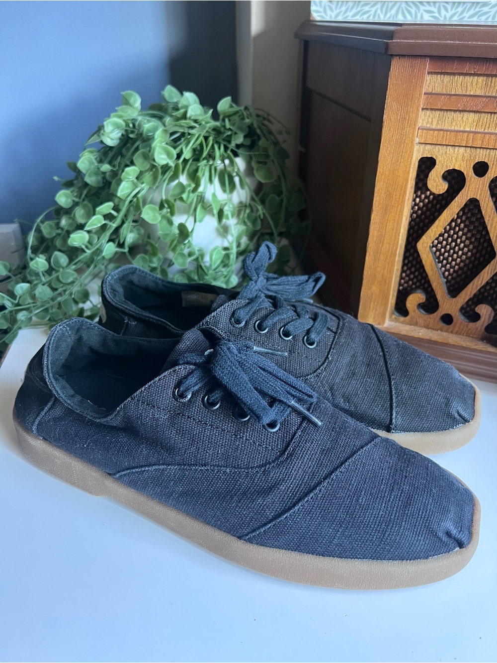 Men's Toms Casual Black Canvas Lace Up Sneakers with Gum Sole - 9.5